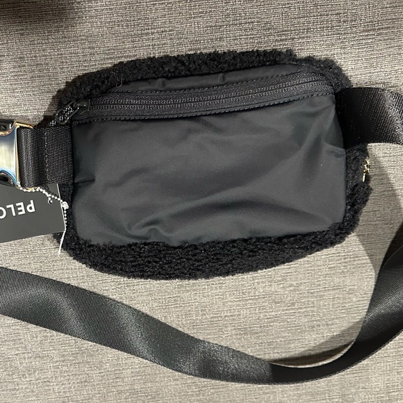 NWT Lululemon Everywhere Belt Bag Fleece Black Peleton - Picture 4 of 4